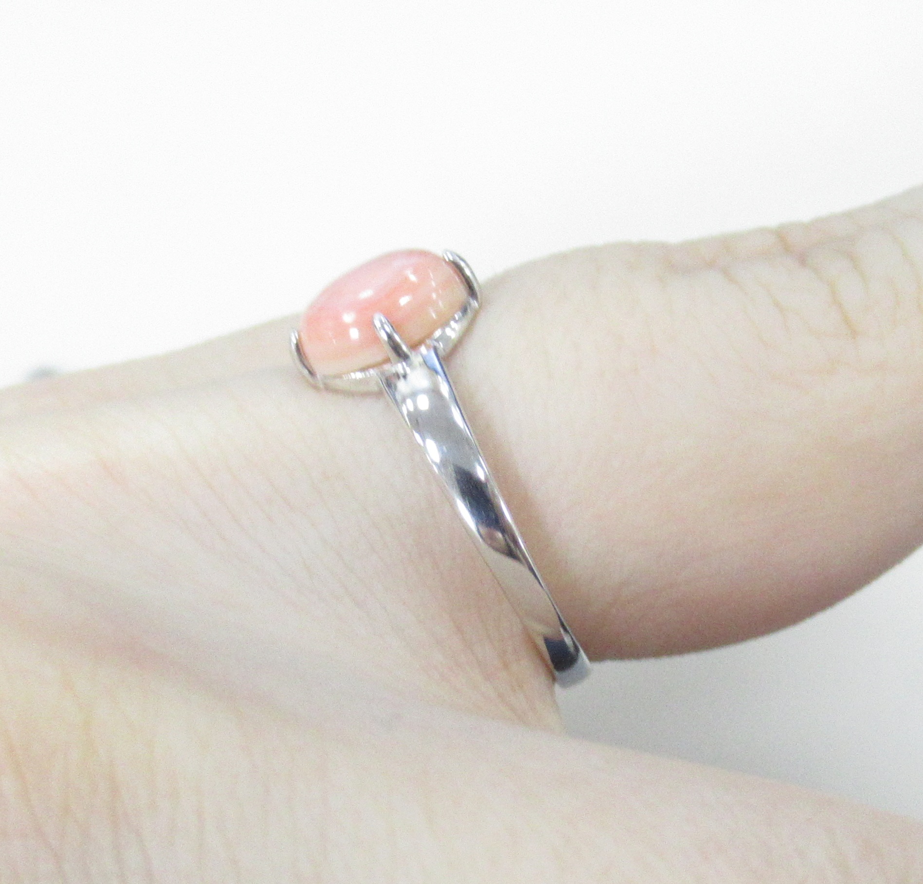 Серебряное кольцо с кораллом